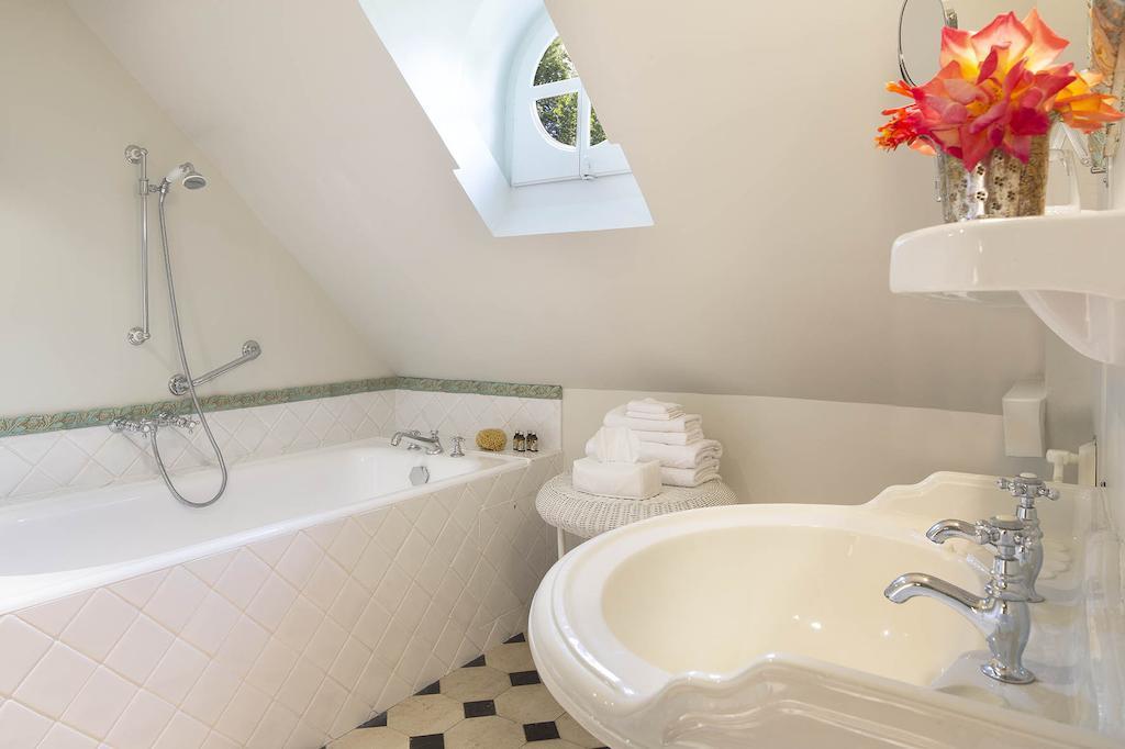 Chateau De Beneauville Bed & Breakfast Petiville  Room photo